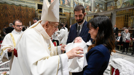 Papež Frančišek krščuje (photo: Vatican Media)