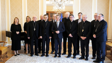Slovenski škofje s predsednikom vlade Robertom Golobom (photo: Daniel Novakovic/STA)