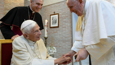Georg Gänswein, zaslužni papež Benedikt XVI. in papež Frančišek (photo: Vatican Media)
