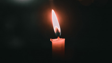 'Svečnica izhaja iz sveče, ki je lep primer: gori, izgoreva, širi svetlobo, toploto, je krasen simbol za naše življenje ali spodbuda, da bi tudi mi bili kot sveča, ob kateri bi se ljudje dobro počutili.' (photo: Ojaswi Pratap Singh / Unsplash)