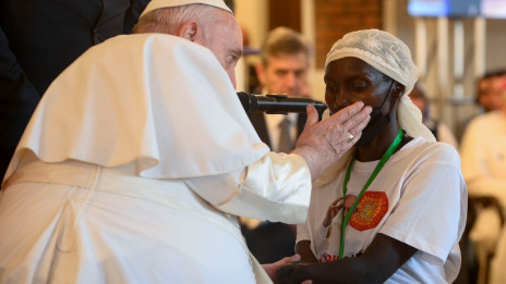 Papež je prisluhnil pretresljivim pričevanjem o mučenjih in pobojih v vaseh (photo: Vatican Media)