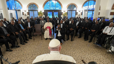  Zadnji dve srečanji je posvetil duhovnikom in posvečenim ter nato še škofom. (photo: Vatican Media)