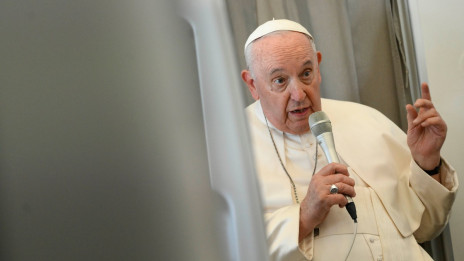 Papež Frančišek na letalu (photo: Vatican Media)