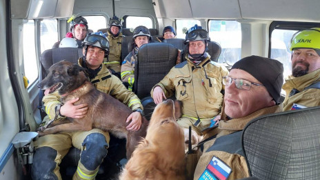 Slovenska skupina reševalcev s psi vodniki (photo: FB Zveza vodnikov reševalnih psov Slovenije)