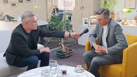 Alen Salihović v pogovoru z bivšim predsednikom republike Borutom Pahorjem. (photo: Mirjam Judež)