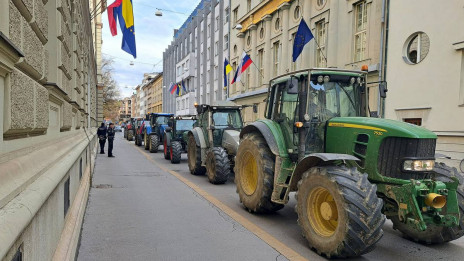 Traktorji pred poslopjem vlade (photo: Jurij Flor)