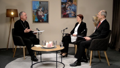 Nadškof Marjan Turnšek v pogovoru z Marjano Debevec in Tadejem Sadarjem. (photo: Izidor Šček)
