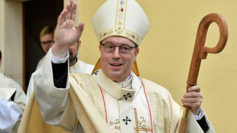 Nadškof Alojzij Cvikl pred vstajenjsko sveto mašo (photo: Katoliška Cerkev)