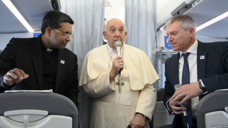 Papež med letom na Madžarsko  v pogovoru z novinarji (photo: Simone Risoluti / Vatican News)