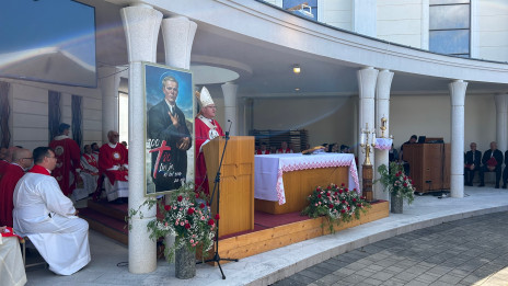 Nadškof Stanislav Zore pred Marijinim svetiščem na Zaplazu (photo: Nadškofija Ljubljana)
