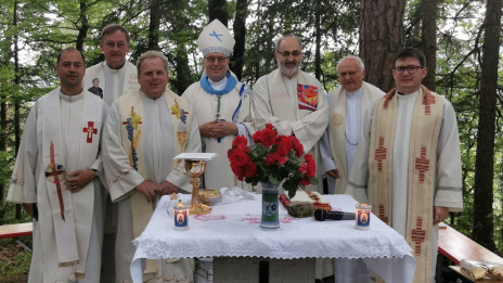 Slavljenec z duhovniki (photo: FB Alojzija Cvikla)