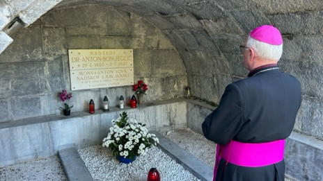 Nadškof Stanislav Zore ob grobu škofa Antona Vovka (photo: FB nadškofa Zoreta)