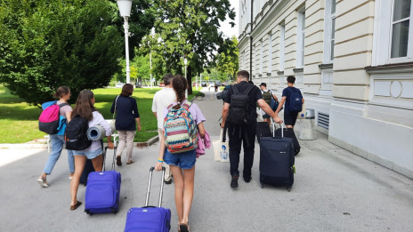 Mladi se po maši odpravljajo na avtobus (photo: Marjana Debevec)