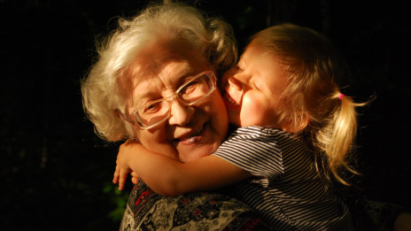Starih staršev ne osreči nič bolj kot iskren objem in poljub vnučkov (photo: Ekaterina Shakharova / Unsplash)