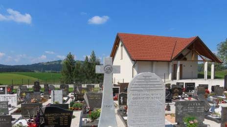 Nagrobni spomenik žrtvam iz Češirkovega gozda (photo: Župnija Rovte)