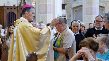 Škof Andrej Saje podeljuje bolniško maziljenje (photo: Jože Potrpin)