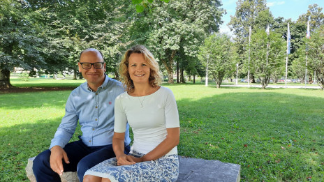 Simona in Matija Medvešček v parku pred Radiem Ognjišče (photo: Marjana Debevec)