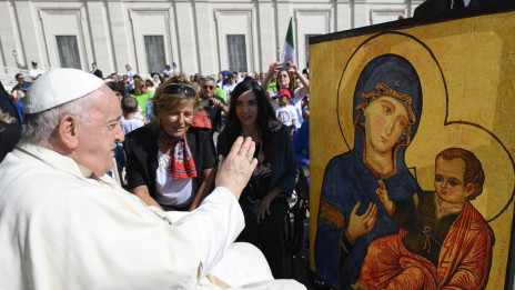 Papež ob koncu avdience blagoslavlja sliko Marije z Jezusom (photo: Vatican News)