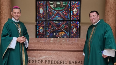 Ob grobu škofa Barage (photo: Osebni arhiv škofa Andreja Sajeta)