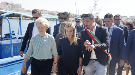 Nezakonite migracije so evropski izziv, ki potrebuje evropski odziv, je na Lampedusi, ki se sooča z največjim migracijskim valom doslej, dejala predsednica Evropske komisije Ursula von der Leyen. (photo: https://twitter.com/vonderleyen)