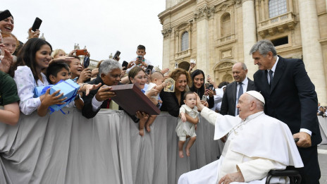 Papež Frančišek med romarji (photo: Vatican Media)