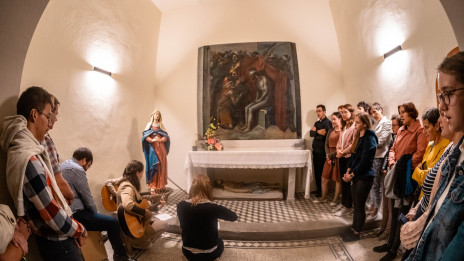 Molitev na vrhu svetih stopnic (photo: Miha Kopač)