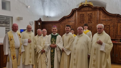 Škof Andrej Saje s somaševalci (photo: Katoliška Cerkev)