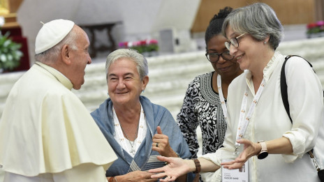 Papež z nekaterimi udeleženkami na sinodi (photo: Vatican News)