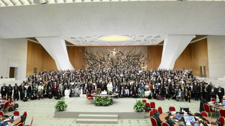 Skupinska slika vseh udeležencev na sinodi (photo: Vatican news)