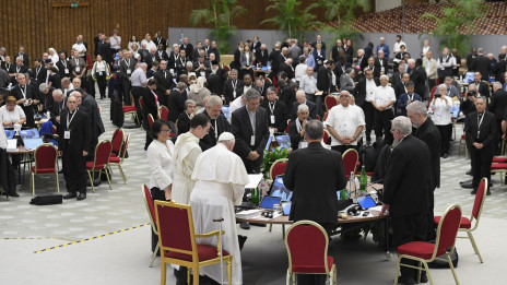 Udeleženci sinode med molitvijo, ki je bila bistveni element vsakodnevnega zasedanja (photo: Vatican News)