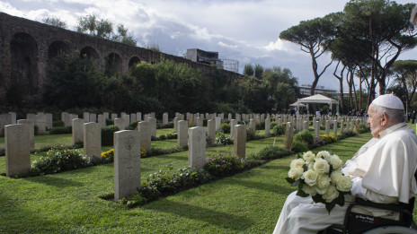 Papež Frančišek na rimskem vojaškem pokopališču (photo: Vatican Media)