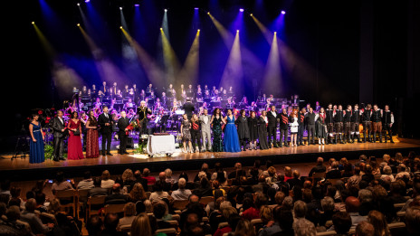 Orkester, zbor, nastopajoči in voditelji letošnjega Gala koncerta (photo: Rok Mihevc)