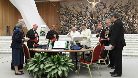 Zbrani v molitvi na sinodi (photo: Vatican News)