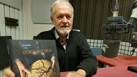 Dr. Janez Bogataj z monografijo o kulturni dediščini kruha na Slovenskem (photo: NL)