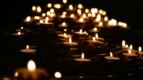 Taizejska molitev in svečke ... Nekaj, kar se te res dotakne ... (photo: Mike Labrum / Unsplash)