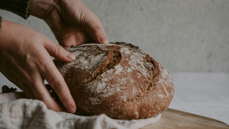 Kruha ne naredi moka, ampak roka (photo: Franzi Meyer / Unsplash)
