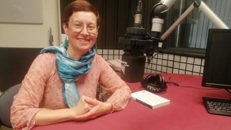 Lidija Šket Kamenšek v studiu radia Ognjišče z ravnokar izdano knjigo o ADHD (photo: NL)