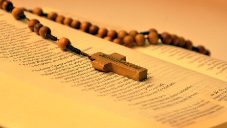 Rožni venec, sveto pismo (photo: João Geraldo Borges Júnior from Pixabay)