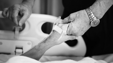 Molitev, tišina in zaupanje v Boga preoblikujejo čas trpljenja v čas milosti. (photo: Freepik)