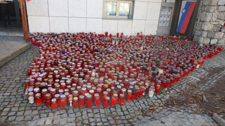 Sveče na kraju tragičnega napada v Novem mestu. (photo: Aleš Kocjan / STA)