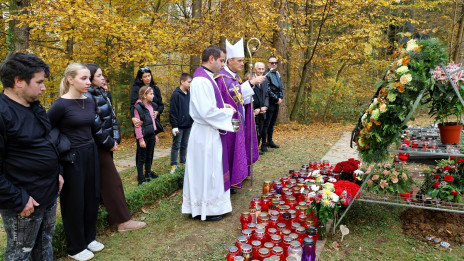 Molitev in blagoslov na grobu pokojnega Aleša Šutarja (photo: Radio Vatikan / Jože Potrpin)