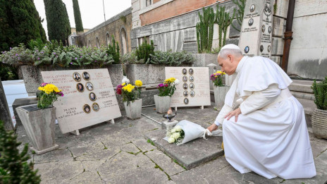 Papež polaga šopek vrtnic na enega od grobov na rimske pokopališču Verano (photo: Simone Risoluti)