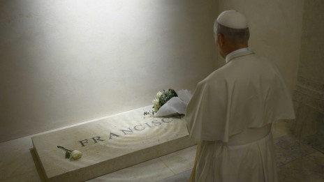 Papež Leon XIV. na grobu papeža Frančiška (photo: Vatican Media)