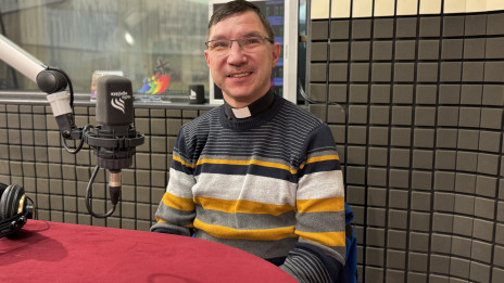 Bolnišnični duhovnik Anže Cunk v studiu Radia Ognjišče (photo: Rok Mihevc)