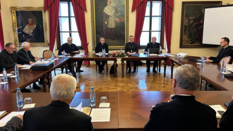 Škofje med sejo (photo: Tiskovni urad SŠK)