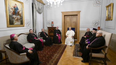 Papež Leon XIV. in člani Turške škofovske konference (levo od papeža nadškof Martin Kmetec) (photo: Simone Risoluti/Vatican Media)