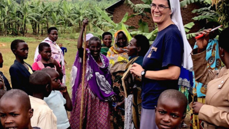s. Urša z otroki (photo: Misijonsko središče Slovenije)