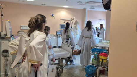 Obisk svetega Miklavža na pediatrični kliniki (photo: Vir: Anže Cunk)