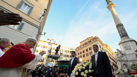 Počastitev kipa Brezmadežne na Španskem trgu v Rimu (photo: Vatican Media)
