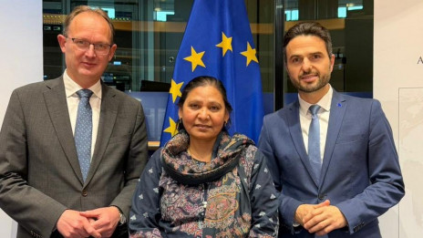 Matej Tonin s pakistansko kristjanko Shagufto Kausar, ki je kar osem let zaradi laži preživela v zaporu (photo: FB Matej Tonin)